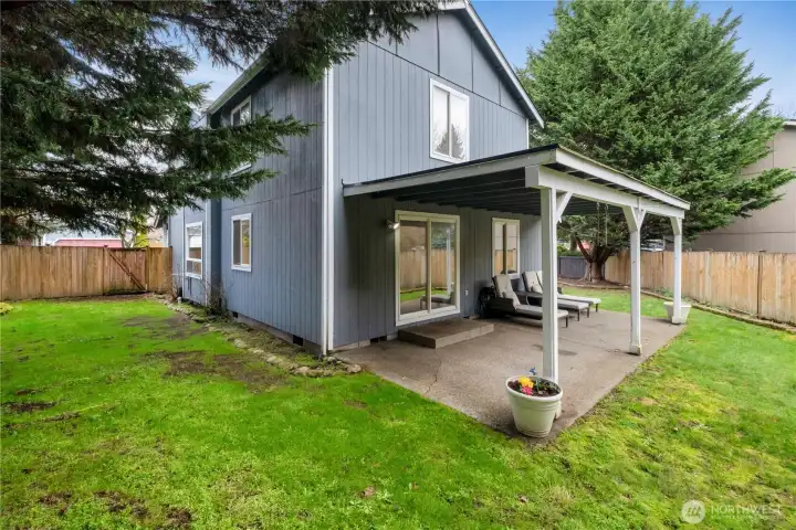 Back yard view of large yard with green grass and room to play or plant a garden in