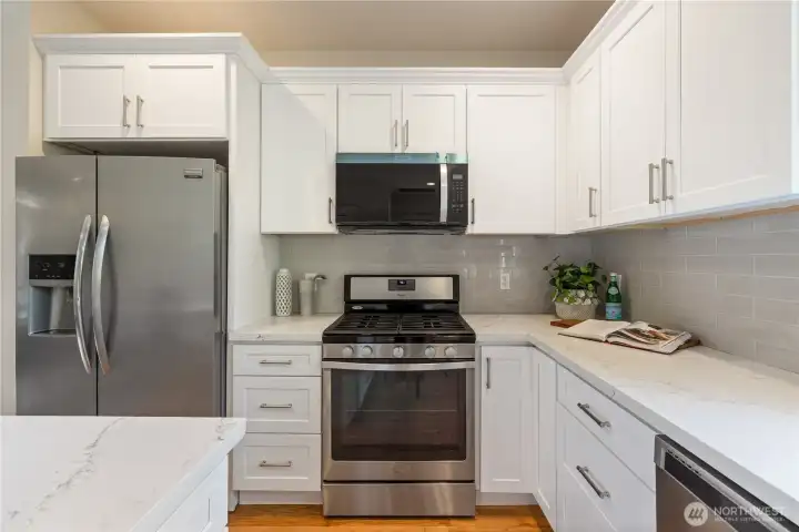 Stainless gas range and microwave with plenty of upper cabinet storage