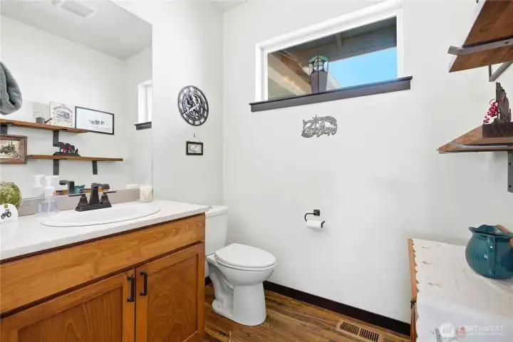 1/2 Bathroom 1/2 Bathroom
