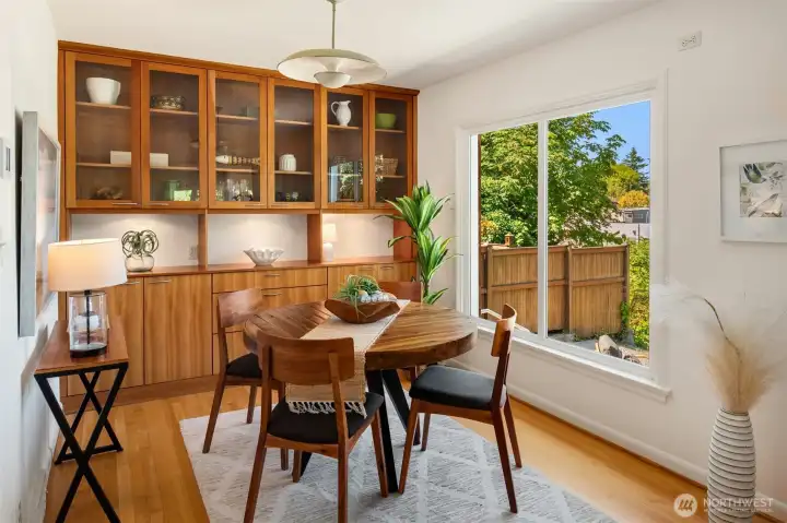 Dining room with lovely custom built-ins. Dining room with lovely custom built-ins.