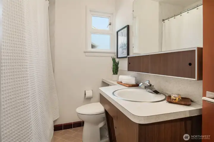 Full bathroom. Full bathroom.
