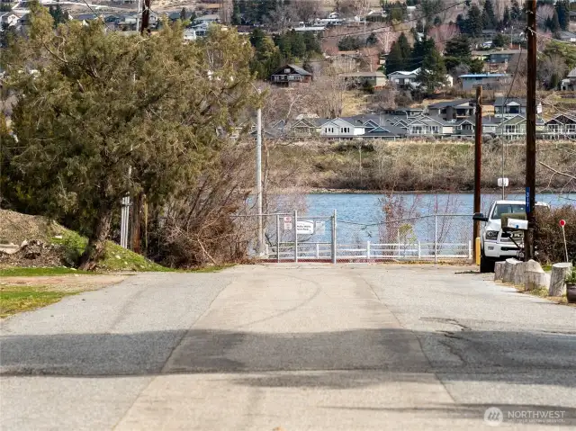 Easy Access to the Park/Loop Trail from River Park Ave