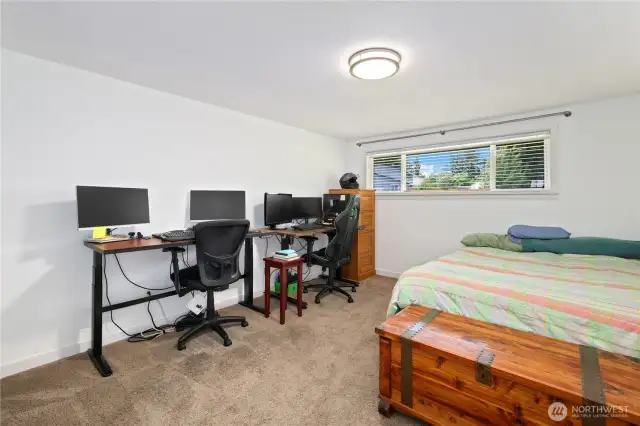 Spacious 4th bedroom being used as an office/bed with space