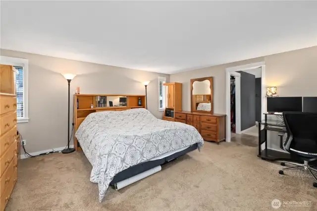 Great sized primary room