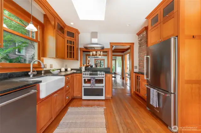 Updated kitchen that any chef would love!