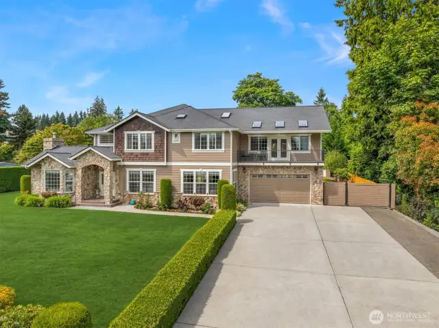 Large driveway to fit 10+ cars