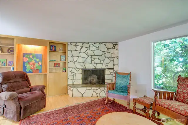 Built in book shelves, hardwood flooring and fireplace for cozy PNW nights.