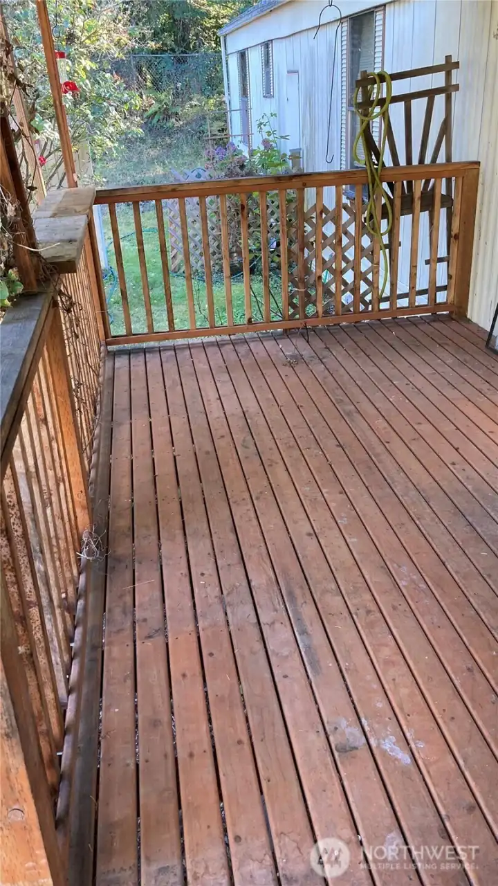 Large covered front deck.