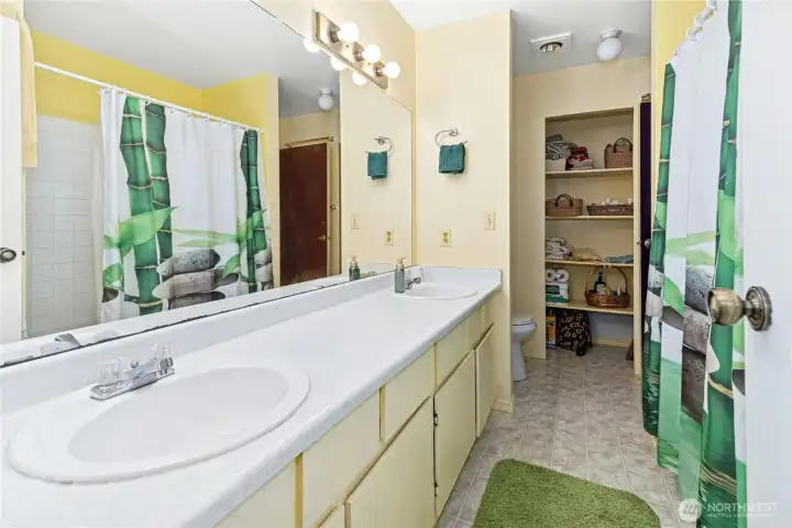 Full bath connects to primary and hallway