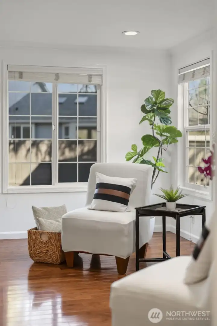 Love all the windows in the home, with great natural lighting everwhere.