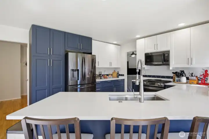 Eating space at counter, plenty of storage space