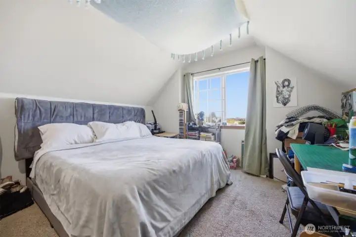 Bonus room over garage currently used as 4th bedroom w king bed