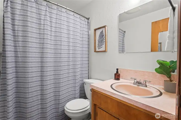 Vintage pink sink with tub to match!