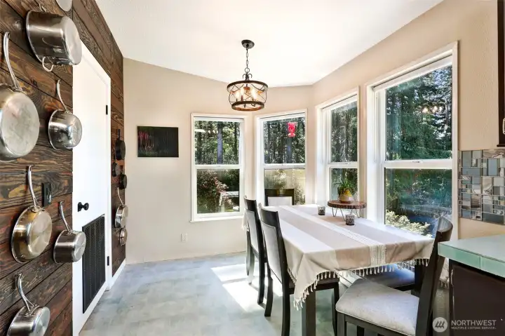 Dining area adjacent to the kichen