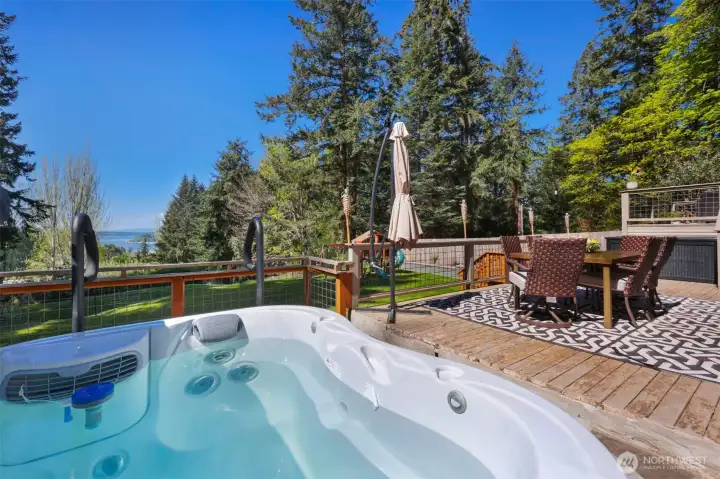 Hot tube to soak & relax at the end of the day !