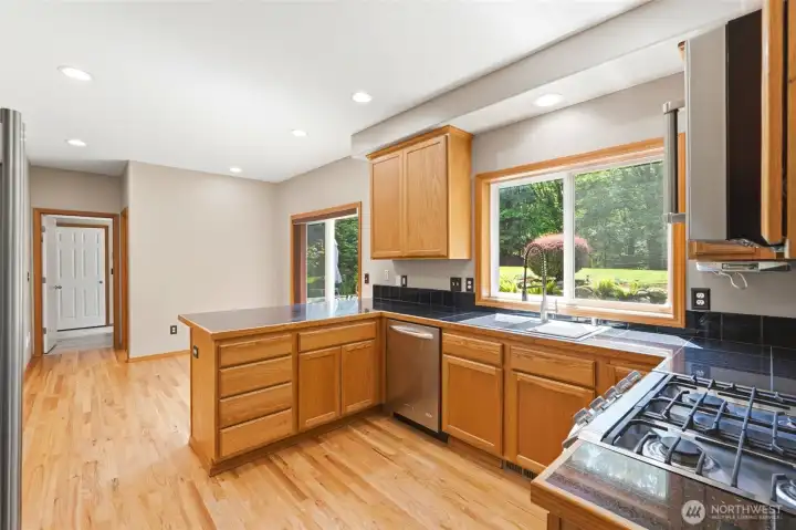Plenty of kitchen storage!