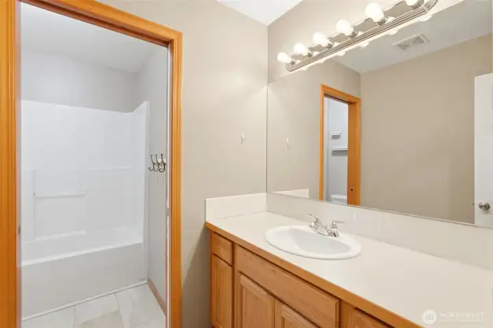 The full bath upstairs.