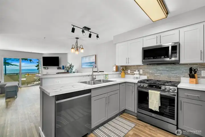 Beautiful new kitchen. Quartz countertops and stainless appliances. Beautiful new kitchen. Quartz countertops and stainless appliances.