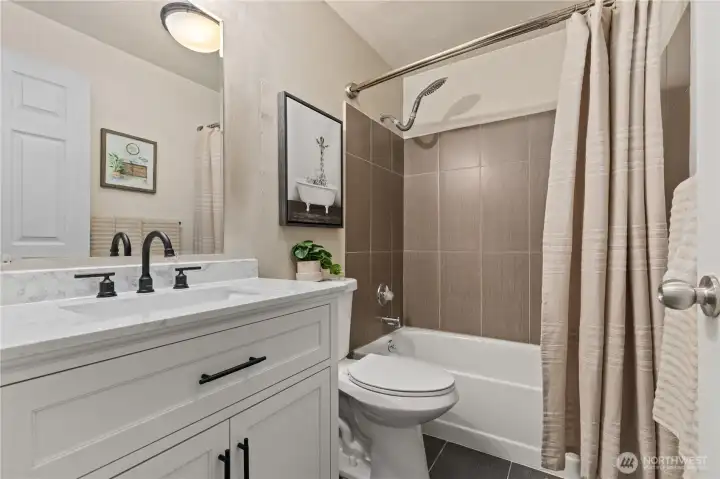 Full Bath on the Main level~