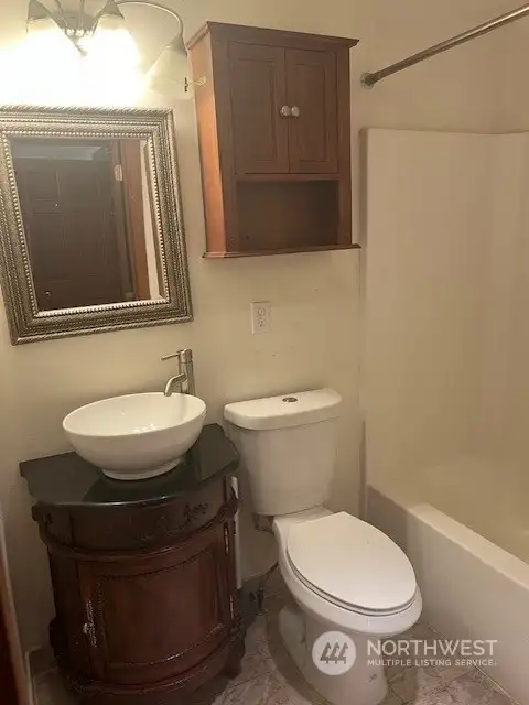 The adjoining full bathroom to the bedroom.