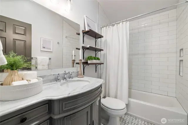 Upstairs full bathroom