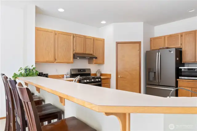 An eating bar that can fit 6 faces the spacious kitchen