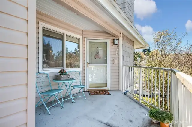 Front porch to entry