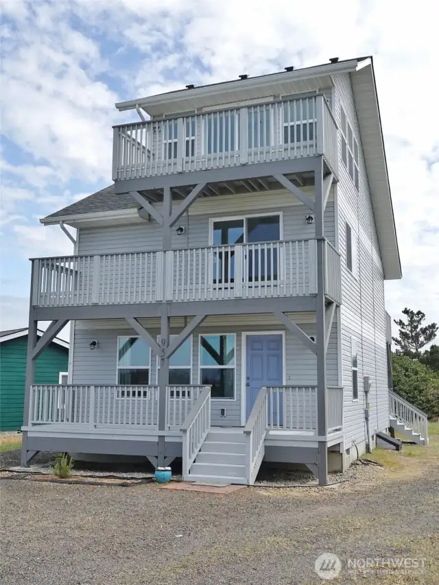 Tri-level home by the Marine View Dr Beach Access Path.