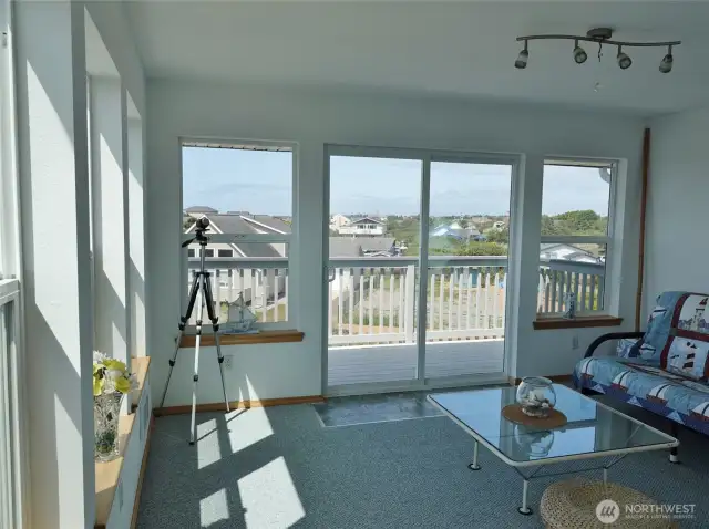 3rd-Level: Bedroom w/ lots of windows to enjoy the natural light and Ocean Views.