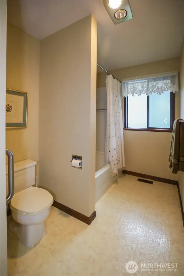 Full bathroom for those soaker-days.