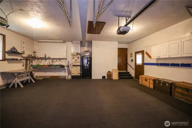If you're a 'car-guy', or need a workshop, this is the garage for you.