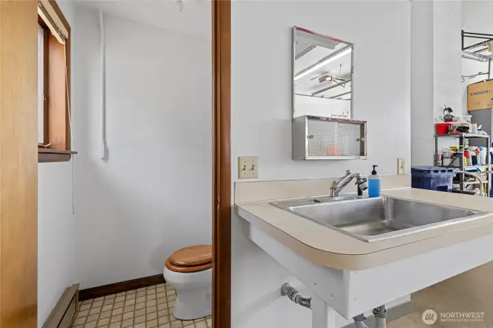 YES! A half bath in the garage....
