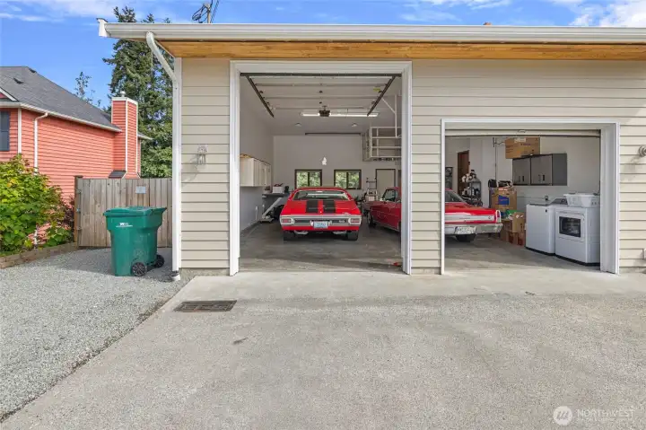 Tandem or RV parking INSIDE with 11' door and 12' ceilings.