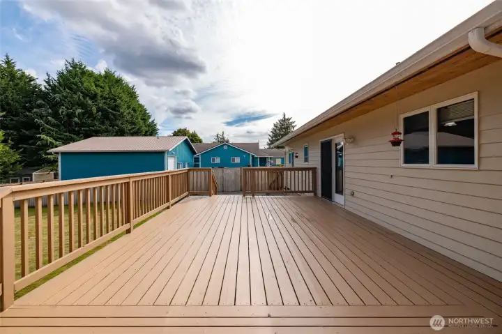 Huge two level deck with access to yard on both ends.
