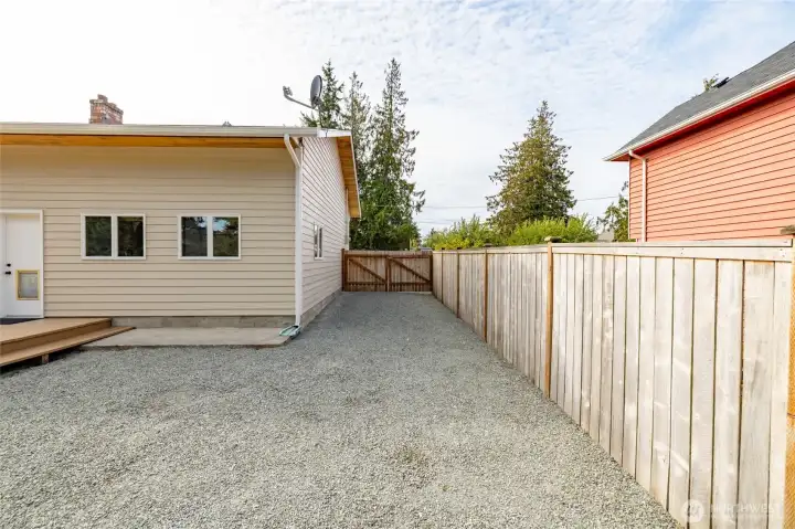 RV gate allows easy access to the back yard.