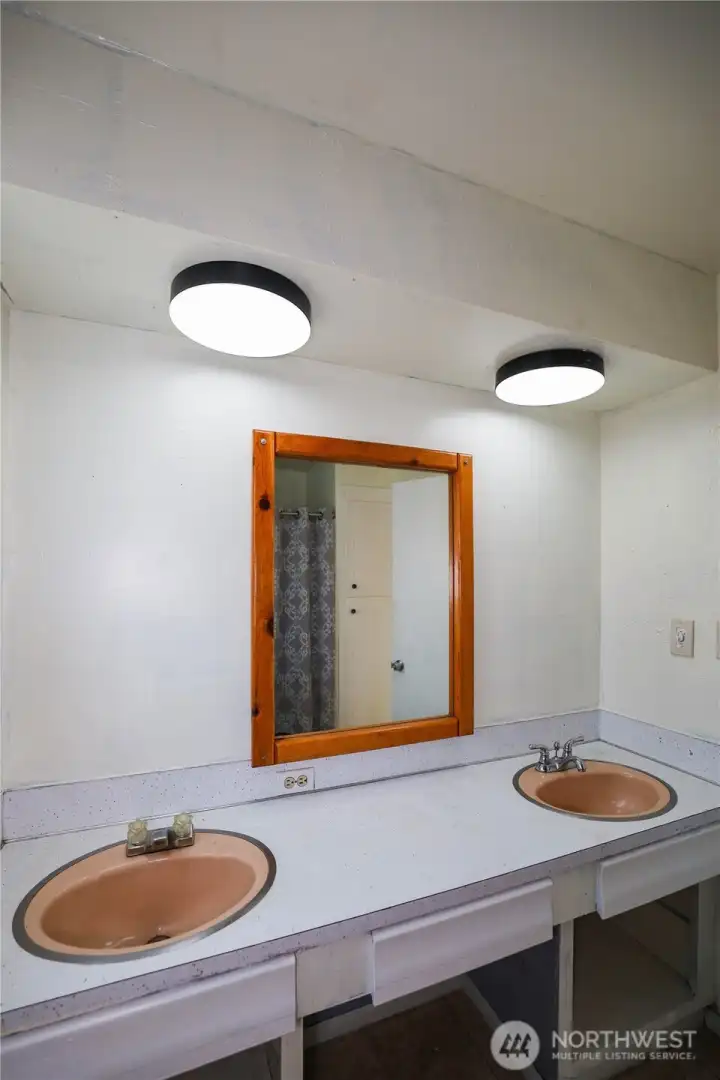 Full bathroom, 2nd angle