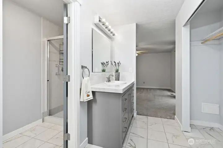 Primary en-suite bathroom