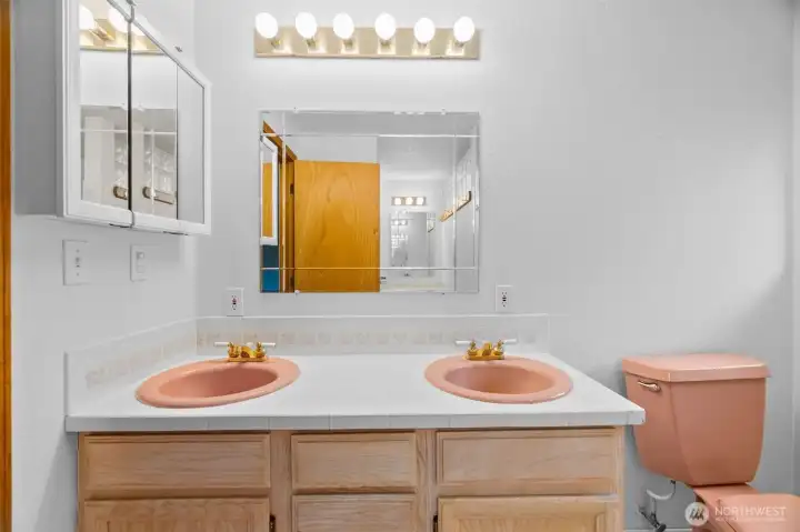 Ensuite primary bath with double vanity