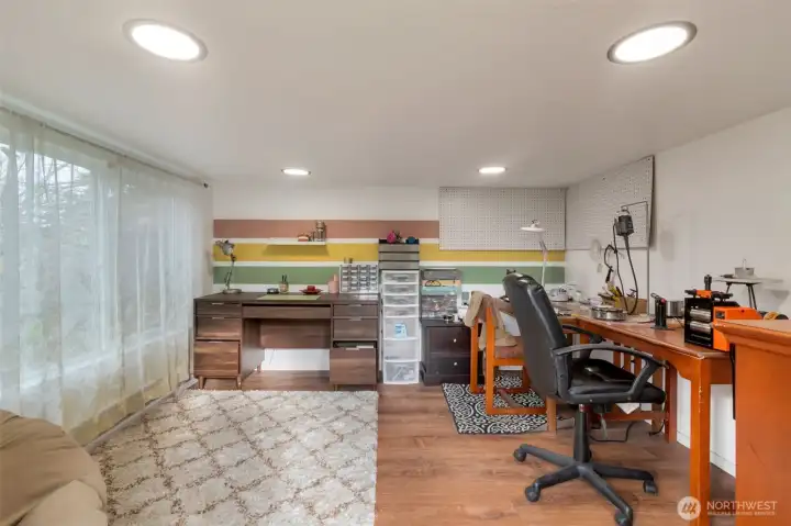 Detached work area (heated)