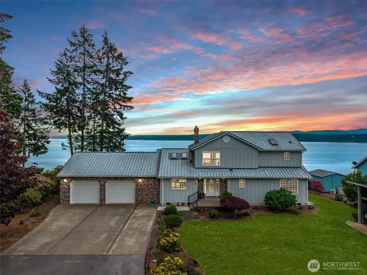 Waterfront living with ~85' of tidelands Waterfront living with ~85' of tidelands