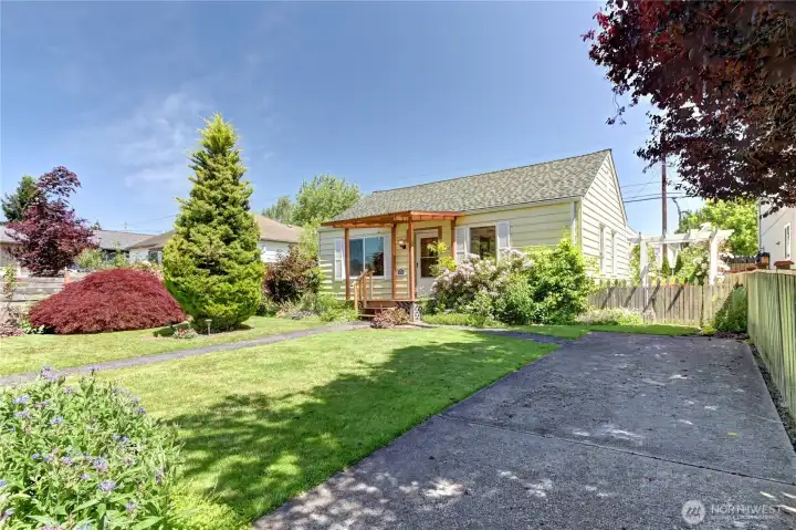 Front Yard View of Driveway