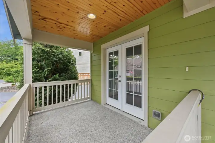 Covered front porch!
