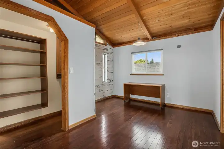 Extra room, possible kitchenette? Extra room, possible kitchenette?