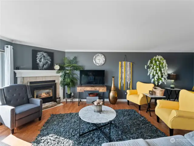 Love this beautifully appointed living space. Please note the beautiful leather area rug!