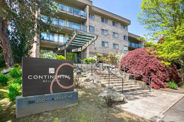 BOUTIQUE condominium in the heart of exciting Bellevue, directly across from Belle Square. Easy walk to shopping, nightlife, Bellevue Park, Lake WA beaches, and more!