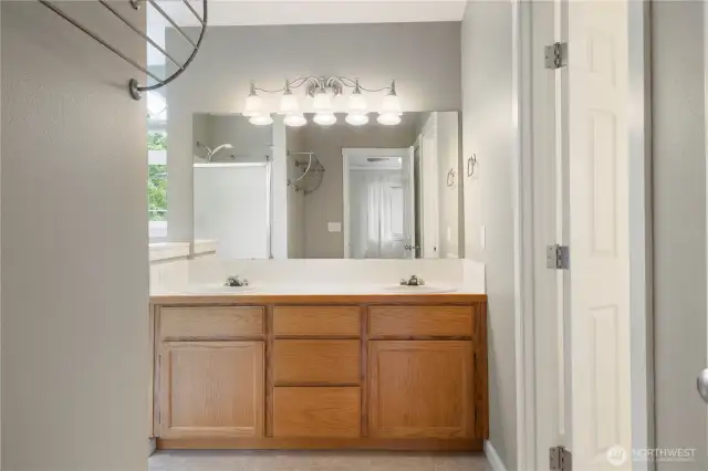 Double sink in Primary Bath!
