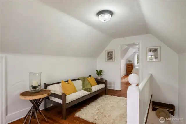 ... a seating area at the top of the stairs ...