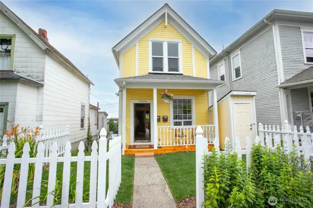 Welcome home to this adorable Craftsman duplex in the heart of downtown Bellingham!