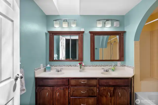 Guest bath (upper)