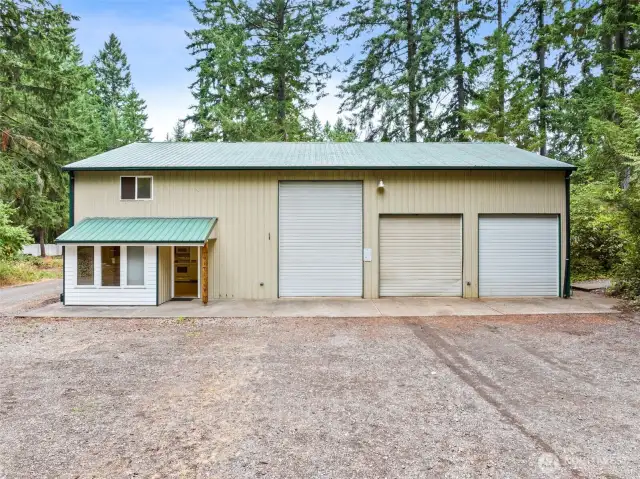 40 x 60 Shop with 2-10X10 and 1-10 x 14 Doors. 640 SQ FT ADU with 1 bed/1bath.